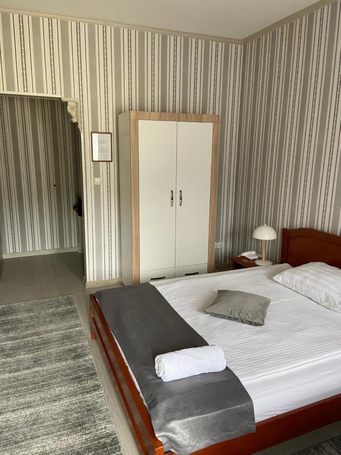 Hotel New Milenium Lukavac Exteriör bild