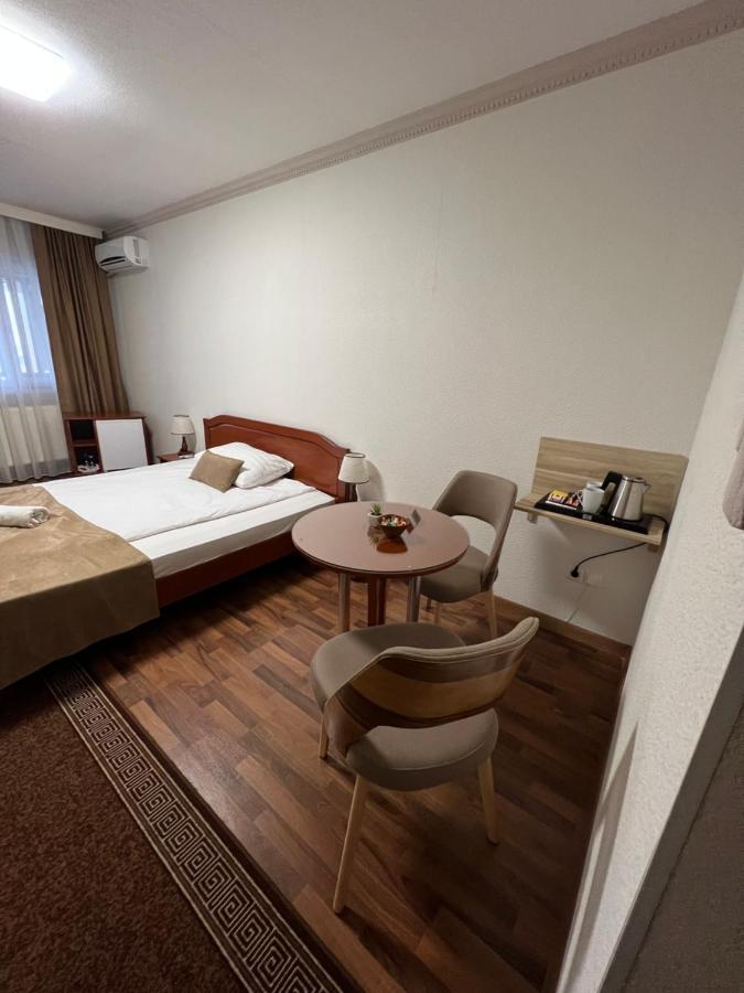 Hotel New Milenium Lukavac Exteriör bild