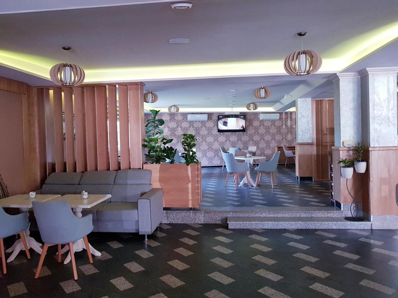 Hotel New Milenium Lukavac Exteriör bild
